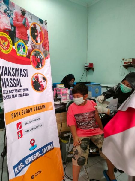 Salah satu anak saat disuntik vaksin. Foto bawah: Antrian panjang menunggu giliran untuk di vaksin. (Ist) 