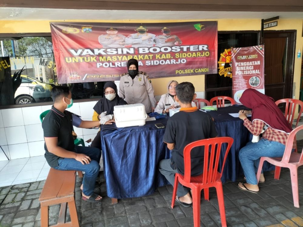 Petugas Polresta Sidoarjo saat melakukan tes tekanan darah sebelum disuntik vaksin. (Ist(