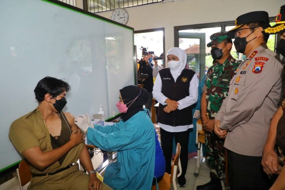 Gubernur Khofifah bersama Forkopimda tinjau pelaksanaan suntik vaksinasi covid -19. (Ist) 