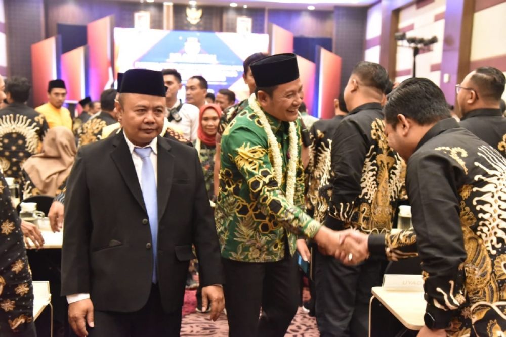 Wabup Subandi didampingi Ketua KPU Sidoarjo M Iskak berikan ucapan selamat kepada anggota PPK yang dilantik. (Ist) 