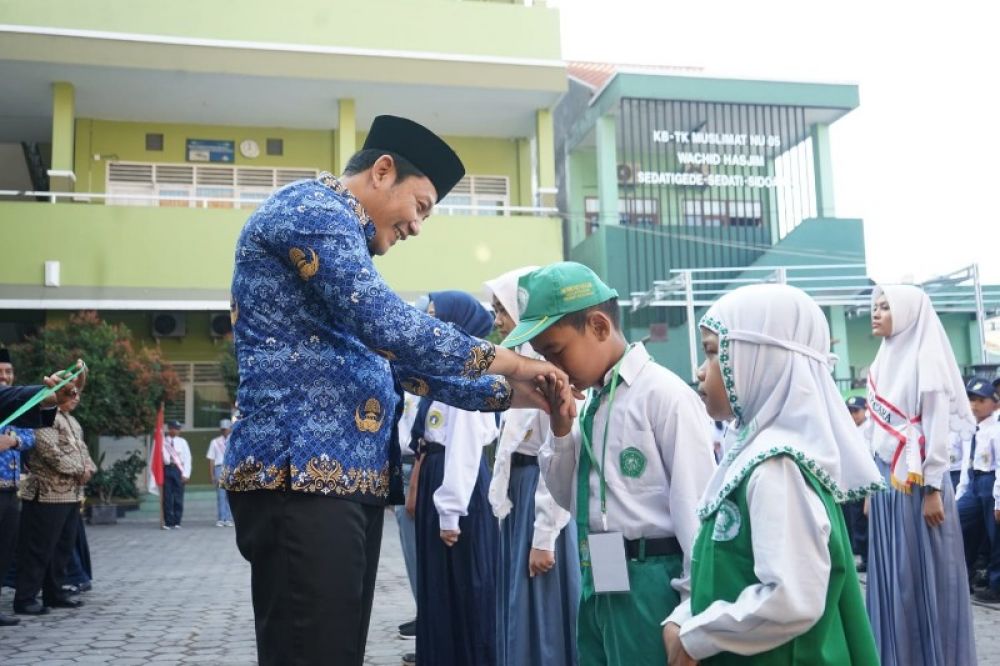 Wakil Bupati Sidoarjo, Subandi mengucapkan selamat kepada siswa yang mengikuti MPLS di Yayasan Wachid Hasyim Sedati. (ist) 
