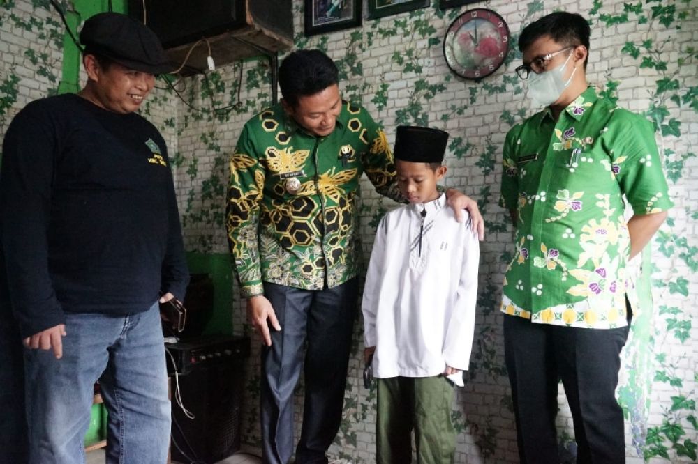 Wakil Bupati Sidoarjo, Subandi saat sidak ke rumah Imam Ali, penderita penyakit kelainan kelamin didampingi Atok illah, Kabid P2P Dinkes Sidoarjo. (Ist) 