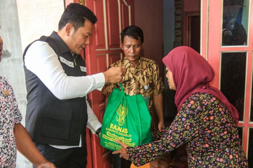 Wakil Bupati Sidoarjo Subandi menjenguk dan menyerahkan bantuan kepada seorang remaja disabilitas di Desa Betro Sedati. (Ist) 