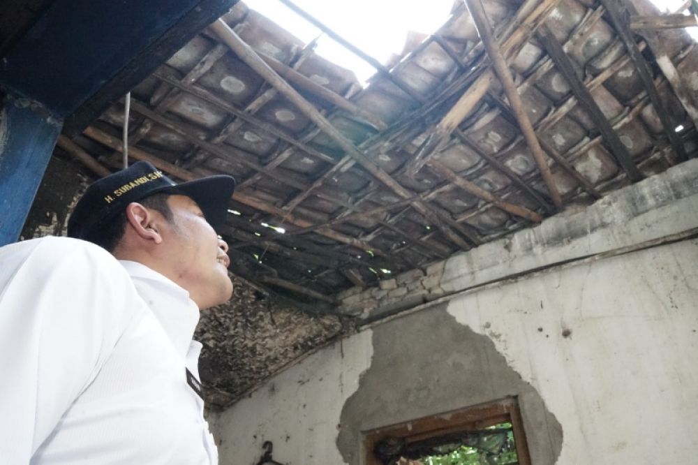 Wabup Sidoarjo, Subandi tinjau rumah warga Tropodo Krian yang atapnya bolong dan hampir roboh. (Ist) 