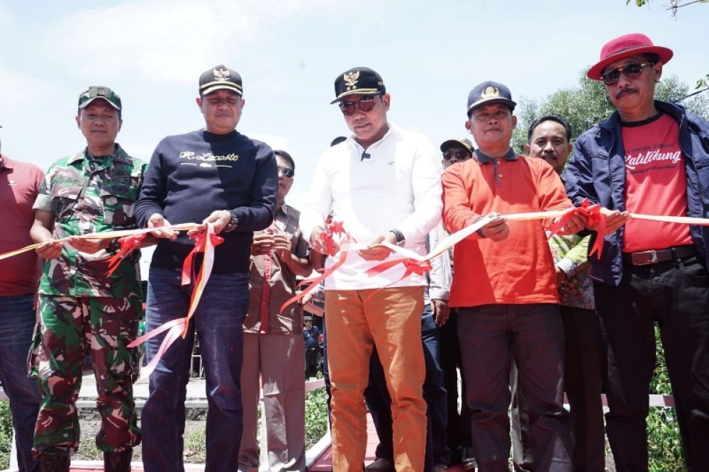 Wabup Sidoarjo Subandi didampingi Camat Sedati Abu Dardak meresmikan Destinasi Wisata Susur Sungai Tambak Cemandi Sidoarjo. (Ist) 