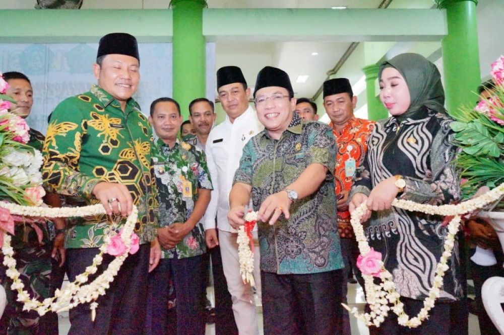 Ketua DPRD Sidoarjo, H Usman menggunting untaian pita saat meresmikan kantor Desa Pabean bersama Wabup Subandi. (Ist) 