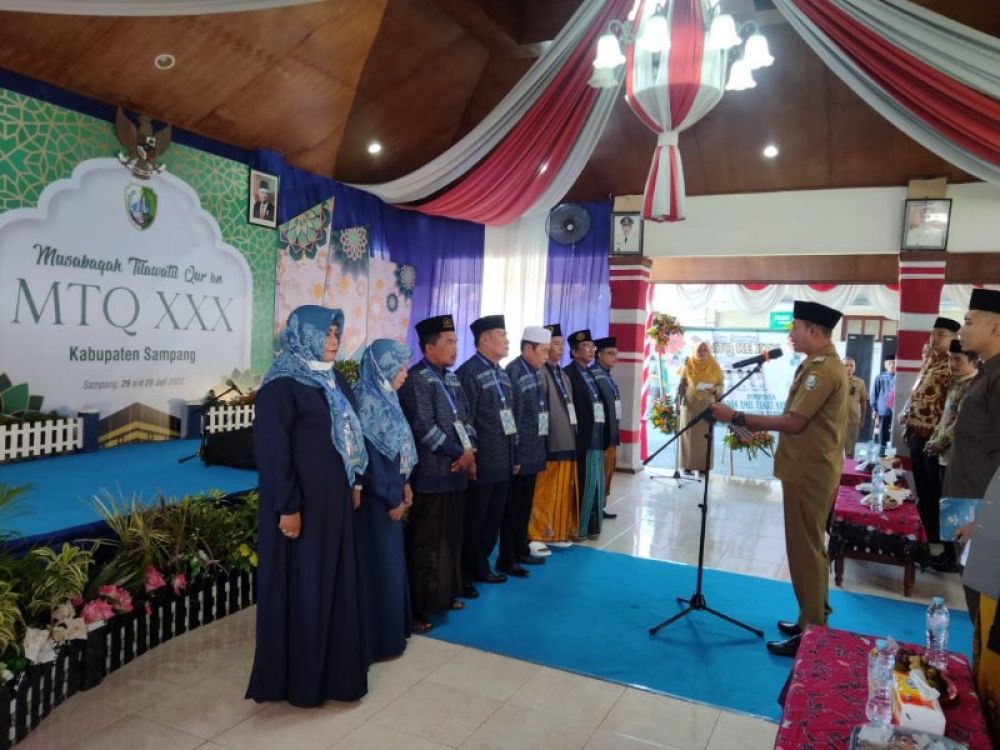 Wabup Sampang Abdullah Hidayat saat menghadiri pembukaan MTQke XXX Tahun 2022. (Ist) 