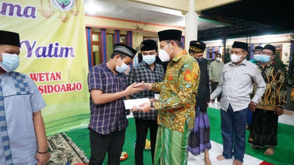 Wabup Subandi menyerahkan bantuan kepada anak Yatim