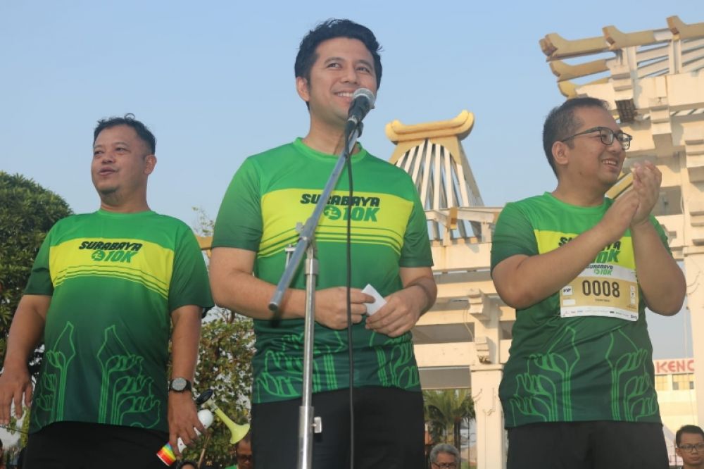Wakil Gubernur Jawa Timur Emil Elestiabto Dardak membuka dan melepas keberangkatan Pegadaian Run 10K Surabaya didampingi Kepala Kanwil PT Pegadaian XII Surabaya Mulyono Rekso di Tugu Pahlawan Surabaya. (Ist) 