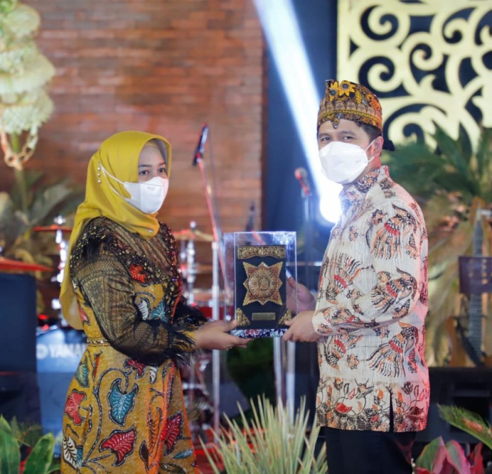 Wakil Gubernur Jatim, Emil Elestianto Dardak menyerahkan tropi kepada Wali Kota Mojokerto Ika Puspitasari (Ning Ita) dalam acara Muhibah Jalur Rempah di gedung Sabda Krida Tama Rumah Rakyat Kota Mojokerto. (Ist) 