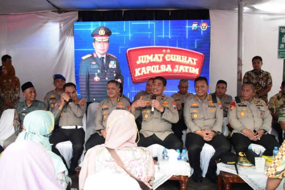 Wakapolda Jatim saat hadiri Jumat Curhat di Pasar Sepanjang Taman Sidoarjo, juga digelar berbgai layanan Polri. (Ist) 