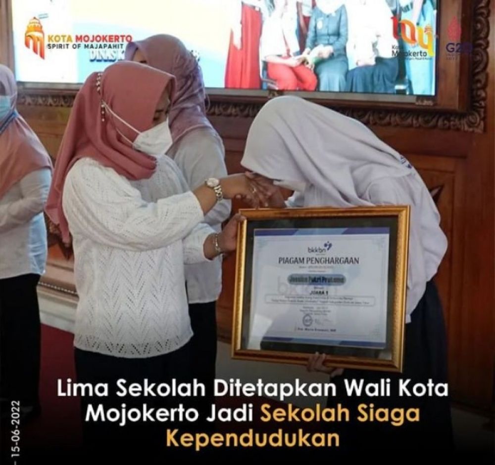 Wali Kota Mojokerto, Ning Ita serahkan penghargaan kepada sekolah yang terpilih. Foto Bawah: Ning Ita saat menghadiri penetapan sekolah siaga kependudukan di gedung Sabha Kridatama. (Ist) 