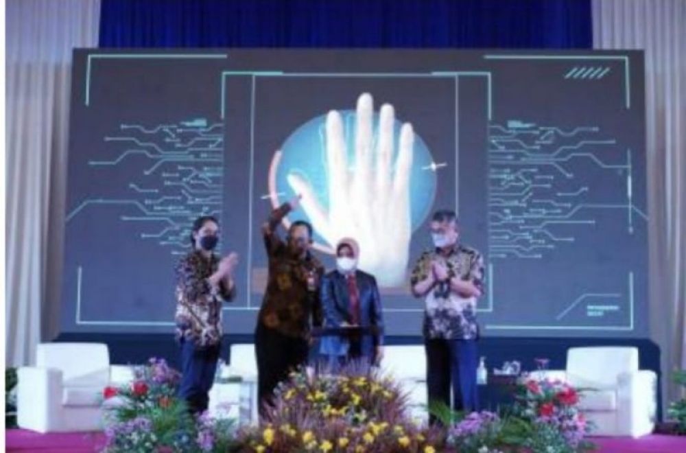 Wali Kota Mojokerto, Ika Puspitasari (Ning Ita) bersama Kepala DPMPTSP Jatim Aris Mukiyono saat launching aplikasi 1daman. (Ist) 