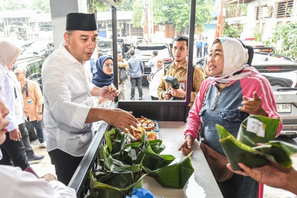 Wali Kota Eri Cahyadi saat cicipi nasi pecel pedagang kaki lima kawasan religi Sunan Ampel Surabaya. (Ist) 