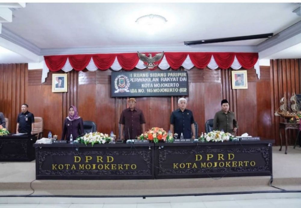 Wali Kota Mojokerto Ika Puspitasari beserta jajaran pimpinan DPRD Kota Mojokerto dalam rapat paripurna. (ist)