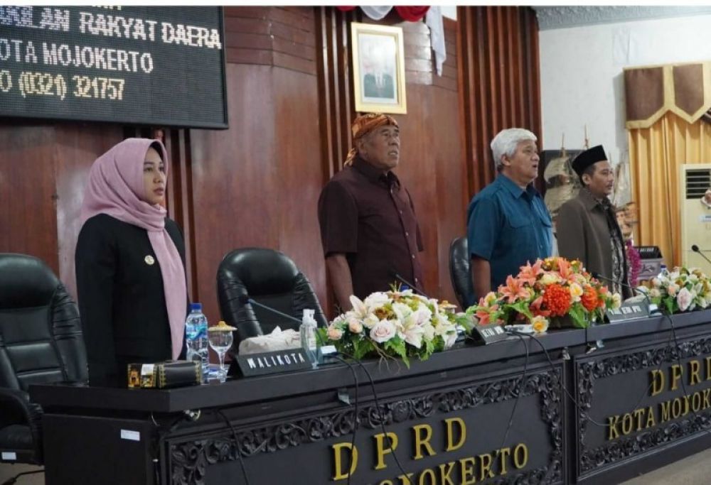 Wali Kota Mojokerto Serahkan Rancangan Perubahan KUA PPA APBD 2023