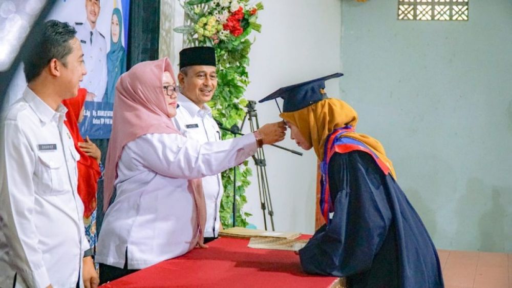 Wabup Gresik Aminatun Habibah saat prosesi pelaksanaan wisuda. (Ist) 