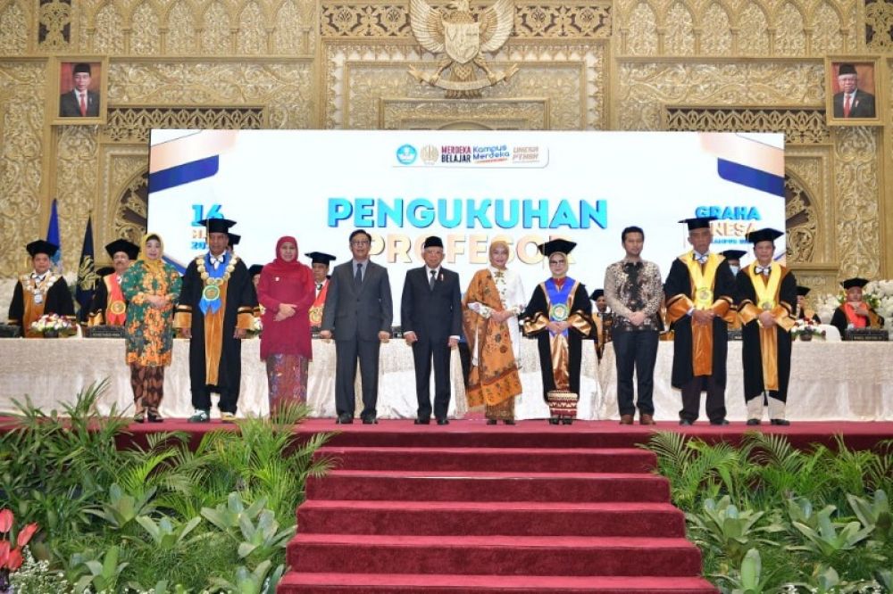 Gubernur Khofifah bersama Wagub Emil Dardak mendampingi Wapres Ma'ruf Amin dalam pengukuhan putrinya sebagai guru besar Unesa. (Ist)