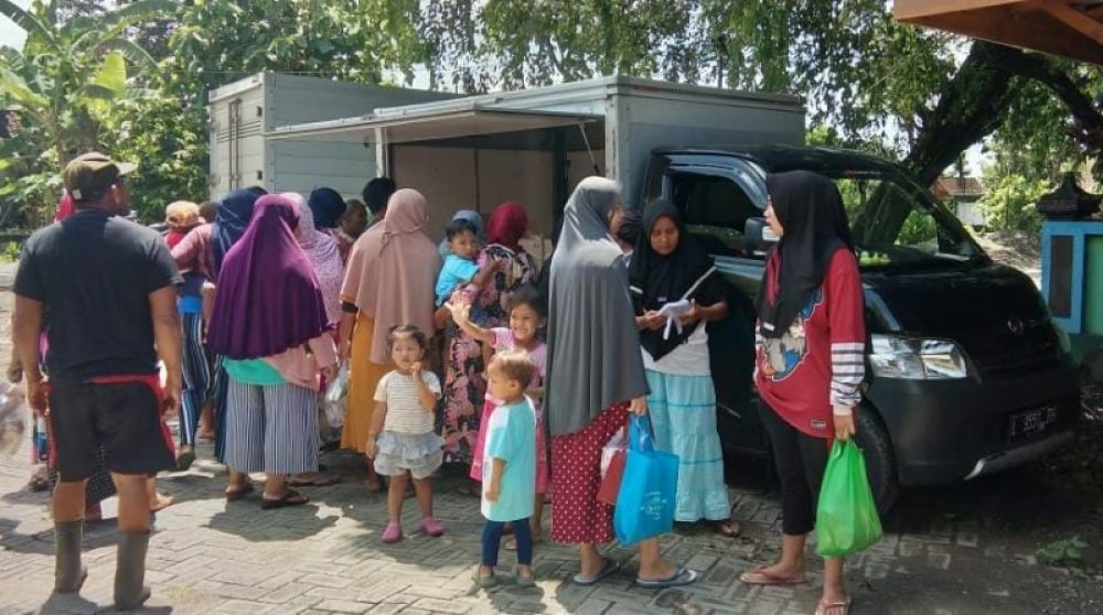 Warga Sekaran Kasiman menyerbu barang pasar murah yang di gelar Pemkab Bojonegoro. (Ist) 