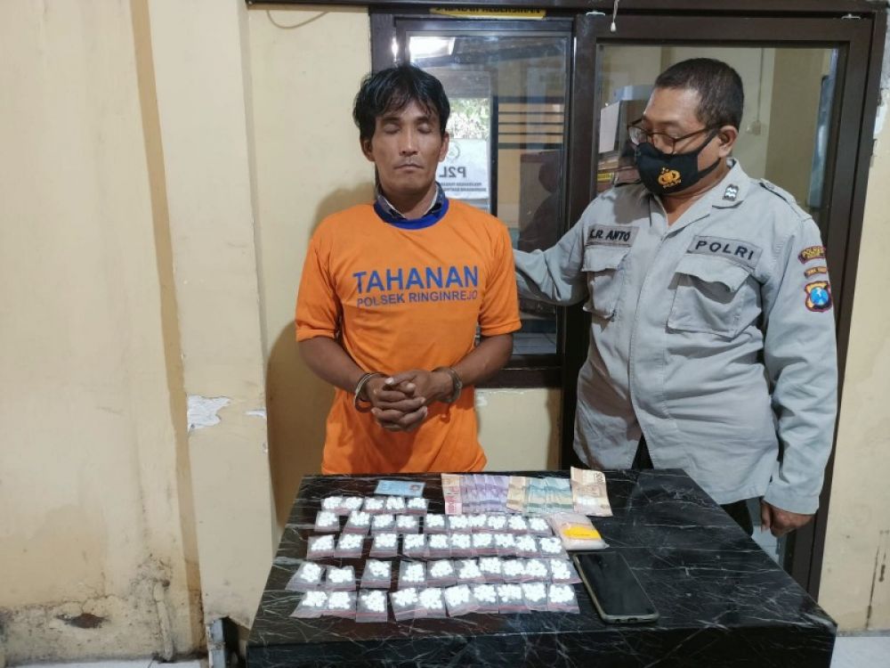 Warga Sambi Rnginrejo berinisial IKH (45) diamankan petugas beserta barang buktinya. (Ist) 