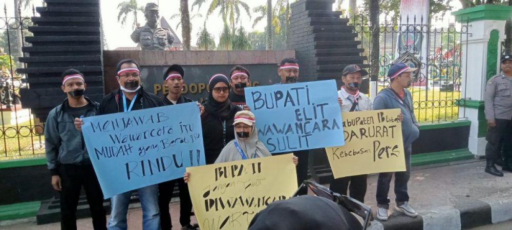 Wartawan Blitar yang tergabung dalam beberapa organisasi menyampaikan aksi damai dan aspirasi ke pendopo Ronggo Hadinegoro. (Ist) 