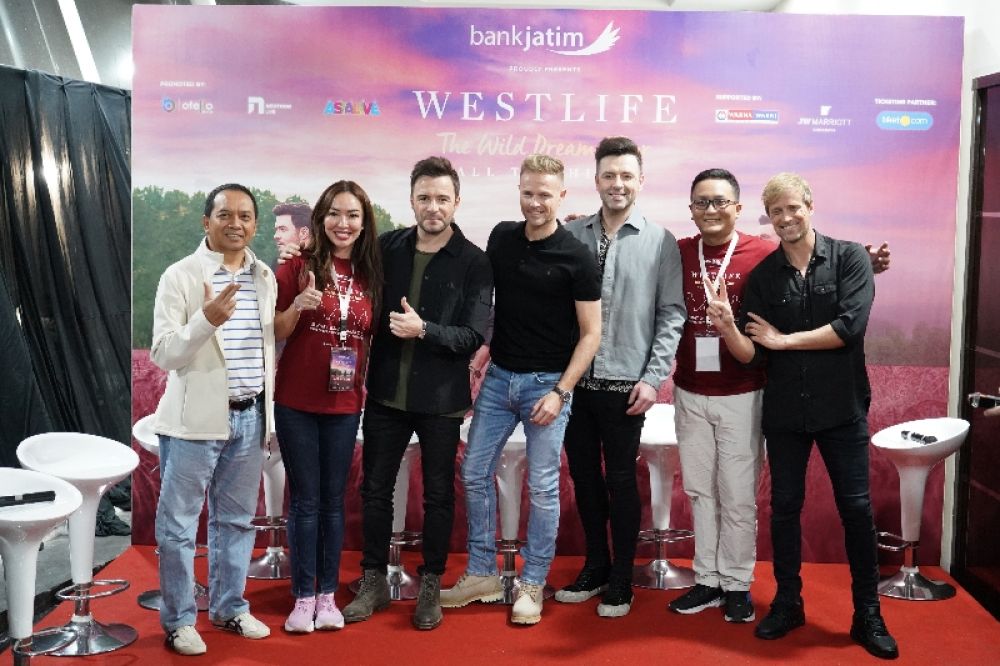 Westlife saat foto bersama dengan personil bank Jatim. (Ist) 