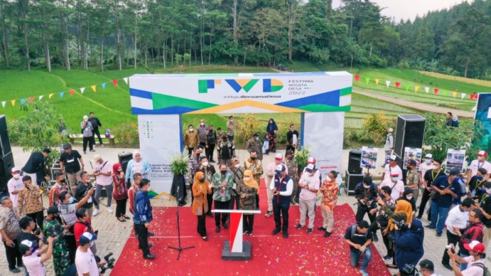 Gubernur Khofifah saat menghadiri pengukuhan forum Bumdes Jatim 2022-2024 di Pacet Mojokerto. Foto Bawah; Bupati Mojokerto Ikfina menerima bantuan dana pendanpingan pengembangan desa wisata. (Ist) 