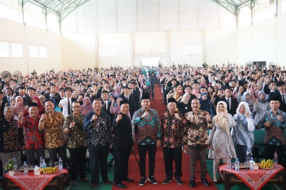 Bupati Gus Muhdlor didampingi Kadis Pendidikan Tirto Adi bersama para wisudawan SMAN 4 Sidoarjo. (Ist) 