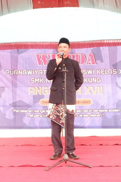 Kepala SMKN 1 Bakung Dr Imam Wahyudi, S.Pd, M. Pd 