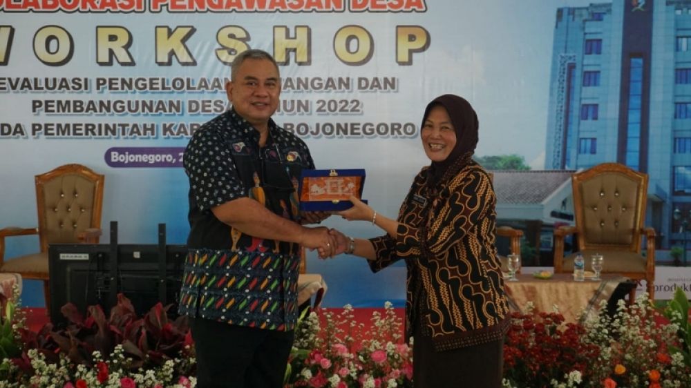 Sekda Kab Bojonegoro Nurul Azizah memberikan cinderamata kepada Kepala Perwakilan Badan Pengawasan Keuangan dan Pembangunan (BPKP) Provinsi Jawa Timur Alexander Rubi Setyoadi. (ist) 