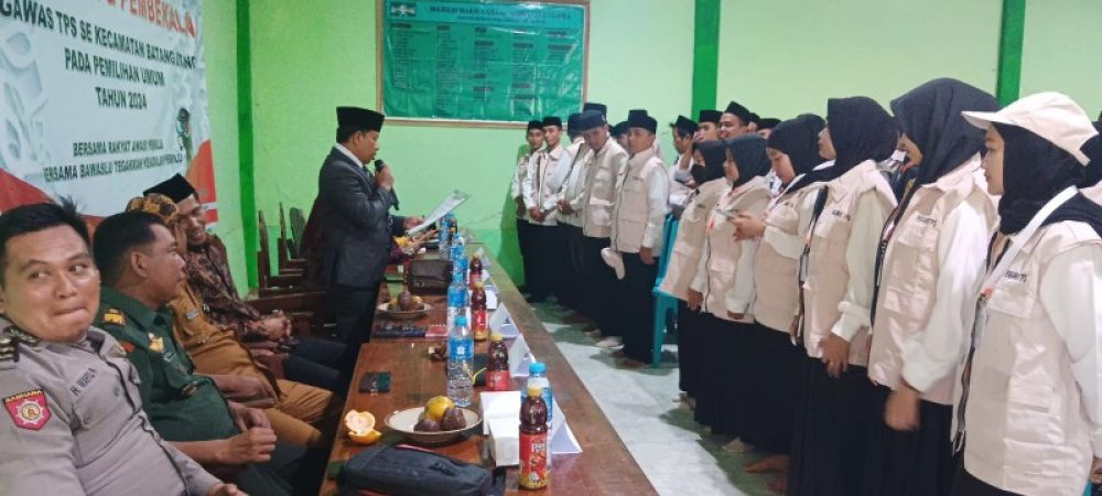 Zawawi, Ketua Panwascam Batang- Batang saat melantik PTPS. (Ist) 