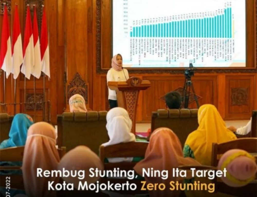 Wali Kota Mojokerto Ning Ita memaparkan terkait komitmen bersama mewujudkan zero stunting dalam acara Rembug Zero Stunting di gedung Sabha Mandala. (Ist) 