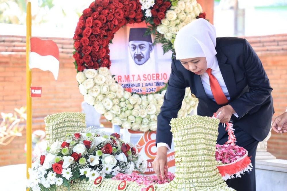 Gubernur Khofifah menabur bunga di makam Gubernur Soerjo. (Ist) 